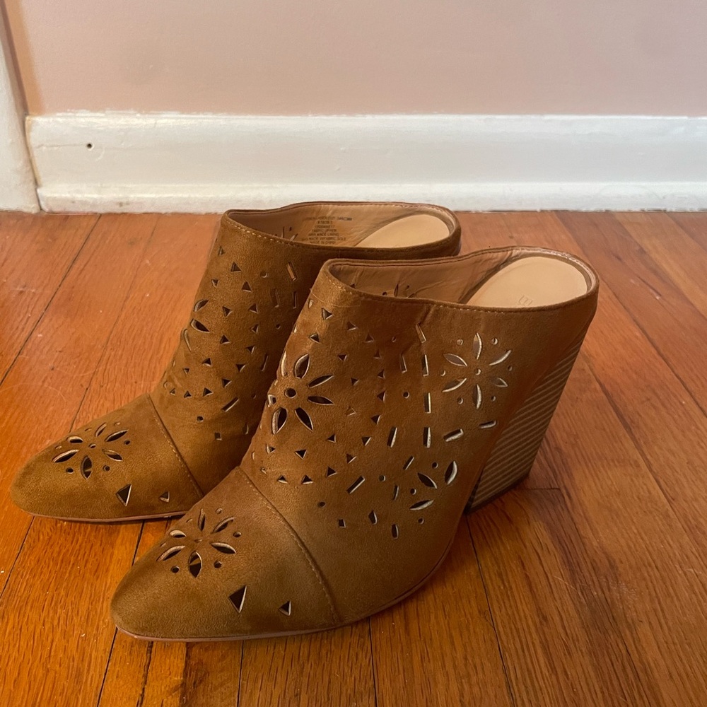 BCBG Women’s Size 8.5 B High Heels Brown Suede Carmen Laser Cut Slip On Shoes T